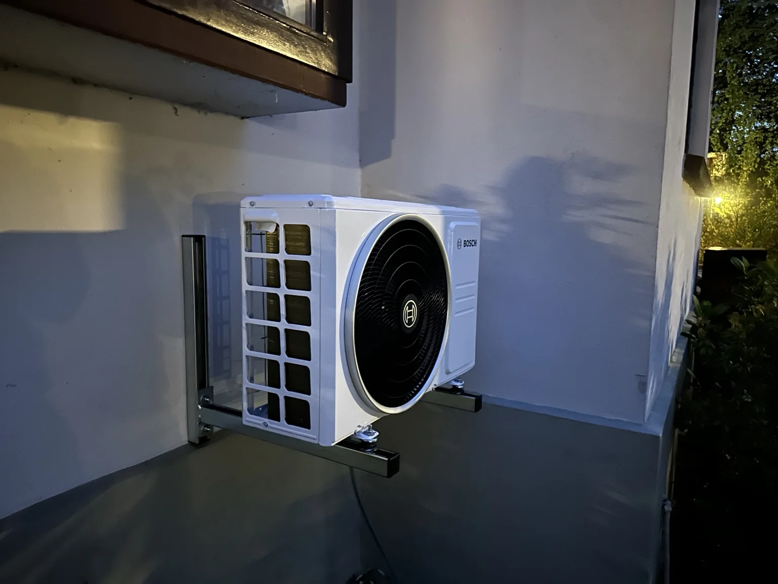 Bosch Außengerät einer Klimaanlage an einer Hauswand